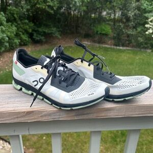 NWOT On Cloud Cloudflash Men’s Running Shoes in White and Mint